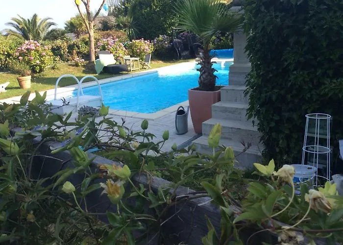 Roulotte De Luxe Vue Mer 180° ,Et Un Ha De Verdure